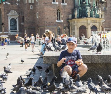 Krakow, Polonya - 1 Eylül 2016. İnsanlar ve güvercinler, Rynek Glowny turistler cazibe, Krakow Eski şehir Ana Pazar Meydanı, Polonya.
