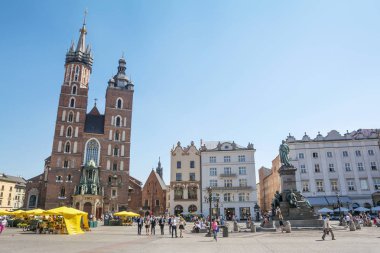 Krakow, Polonya - 1 Eylül 2016. Saint Marys Kilisesi ve Rynek Glowny, Krakov Pazar Ana Meydanı, Polonya, Avrupa