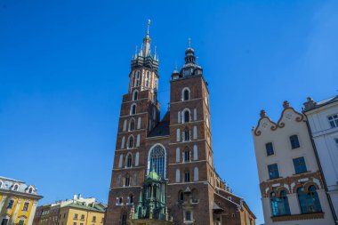 Krakow, Polonya - 1 Eylül 2016. Saint Marys Kilisesi ve Rynek Glowny, Krakov Pazar Ana Meydanı, Polonya, Avrupa