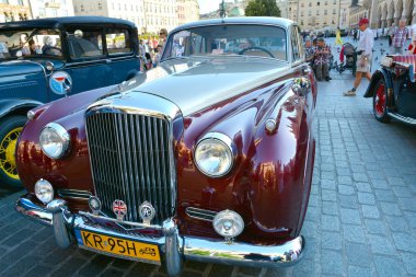 Krakow, Polonya - 1 Eylül 2016. Klasik Moto Show Krakow, Krakow, Polonya Eski şehir Ana Pazar Meydanı'nda turistler için önemli bir buluşma yeri. Amerikan Whippet araba. 