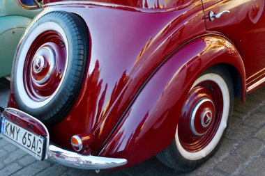 Krakow, Polonya - 1 Eylül 2016. Klasik Moto Show Krakow, Krakow, Polonya Eski şehir Ana Pazar Meydanı'nda turistler için önemli bir buluşma yeri. Amerikan Whippet araba. 