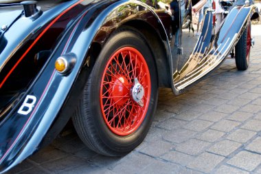 Krakow, Polonya - 1 Eylül 2016. Klasik Moto Show Krakow, Krakow, Polonya Eski şehir Ana Pazar Meydanı'nda turistler için önemli bir buluşma yeri. Amerikan Whippet araba. 