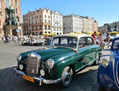 Krakow, Polonya - 1 Eylül 2016. Klasik Moto Show Krakow, Krakow, Polonya Eski şehir Ana Pazar Meydanı'nda turistler için önemli bir buluşma yeri. Amerikan Whippet araba. 