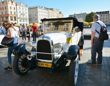 Krakow, Polonya - 1 Eylül 2016. Klasik Moto Show Krakow, Krakow, Polonya Eski şehir Ana Pazar Meydanı'nda turistler için önemli bir buluşma yeri. Amerikan Whippet araba. 