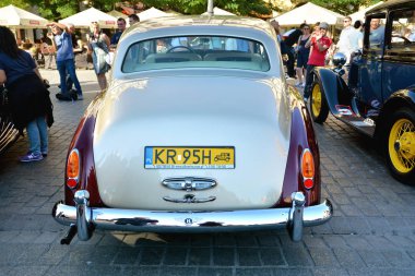 Krakow, Polonya - 1 Eylül 2016. Klasik Moto Show Krakow, Krakow, Polonya Eski şehir Ana Pazar Meydanı'nda turistler için önemli bir buluşma yeri. Amerikan Whippet araba. 