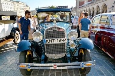 Krakow, Polonya - 1 Eylül 2016. Klasik Moto Show Krakow, Krakow, Polonya Eski şehir Ana Pazar Meydanı'nda turistler için önemli bir buluşma yeri. Amerikan Whippet araba. 
