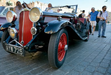 Krakow, Polonya - 1 Eylül 2016. Klasik Moto Show Krakow, Krakow, Polonya Eski şehir Ana Pazar Meydanı'nda turistler için önemli bir buluşma yeri. Amerikan Whippet araba. 