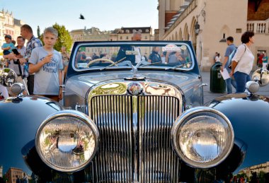 Krakow, Polonya - 1 Eylül 2016. Klasik Moto Show Krakow, Krakow, Polonya Eski şehir Ana Pazar Meydanı'nda turistler için önemli bir buluşma yeri. Amerikan Whippet araba. 
