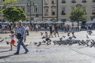Krakow, Polonya - 1 Eylül 2016. İnsanlar ve güvercinler, Rynek Glowny turistler cazibe, Krakow Eski şehir Ana Pazar Meydanı, Polonya. 