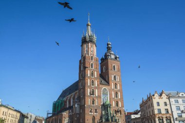 Krakow, Polonya - 1 Eylül 2016. Saint Marys Kilisesi ve Rynek Glowny, Krakov Pazar Ana Meydanı, Polonya, Avrupa 