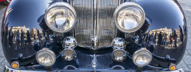 Krakow, Polonya - 1 Eylül 2016. Klasik Moto Show Krakow, Krakow, Polonya Eski şehir Ana Pazar Meydanı'nda turistler için önemli bir buluşma yeri. Amerikan Whippet araba. 