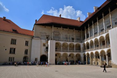 Krakow, Polonya - 2 Eylül 2016. Wawel Royal Castle, Krakow, Polonya avlusunda mimarisi bina dış.