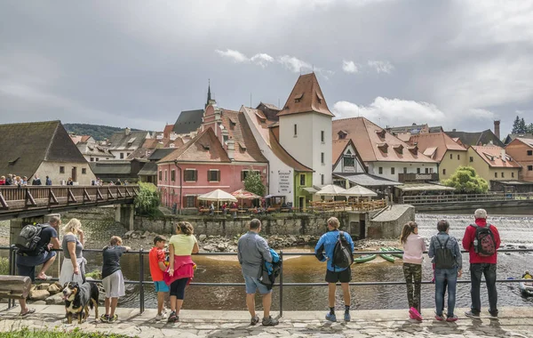 チェスキー クルムロフ チェコ共和国 2016 チェスキー クルムロフ ボヘミアの素晴らしいユニークな中世の町 チェコ共和国 ヴルタヴァ川でのラフティング — ストック写真