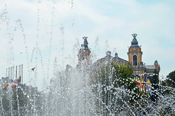 Vatten Fontän Vid Cluj Napoca Avram Iancu Torget Transsylvanien Romania — Stockfoto