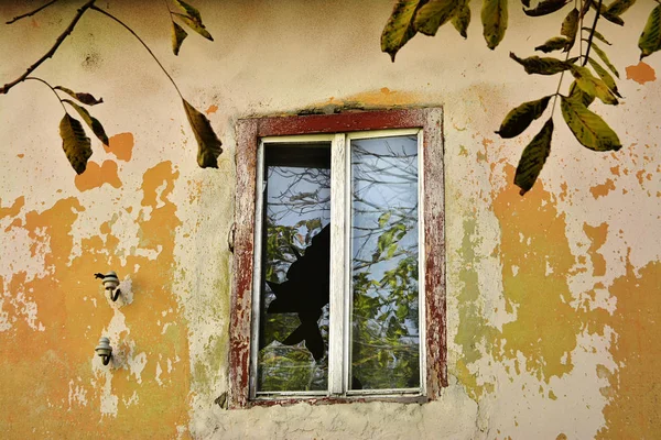 Verlassenes Gebäude Mit Zerbrochenem Fenster — Stockfoto