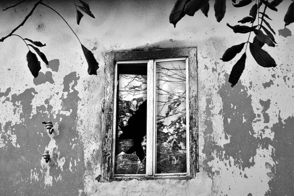 壊れた窓を放棄された建物詳細 — ストック写真