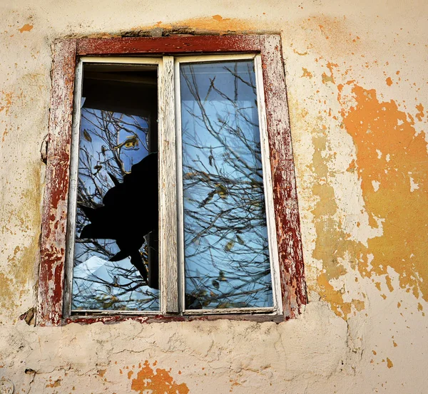 Verlassenes Gebäude Mit Zerbrochenem Fenster — Stockfoto