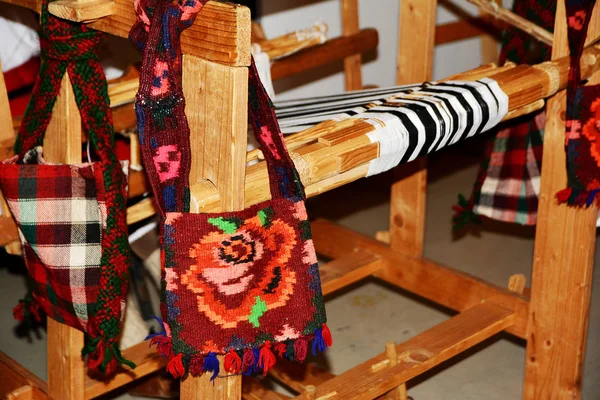 罗马尼亚传统 纺纱羊毛和传统的罗马尼亚手工制品与古老的图案 — 图库照片