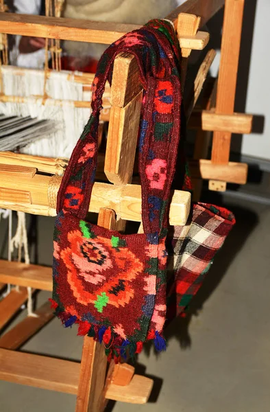 罗马尼亚传统 纺纱羊毛和传统的罗马尼亚手工制品与古老的图案 — 图库照片
