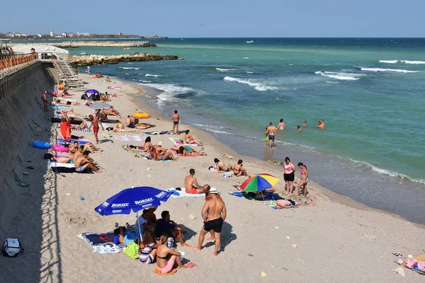 Costinesti Romania August 2018 Tourists Relaxing Shore Black Sea Costinesti — Stock Photo, Image