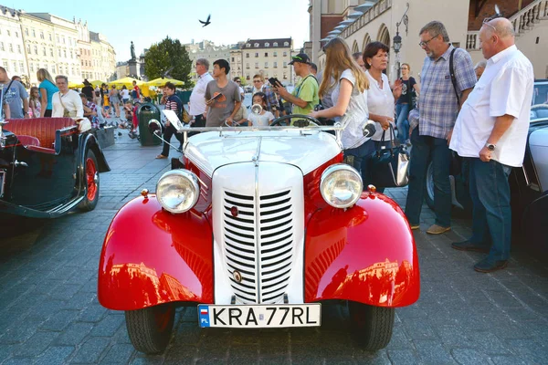 クラクフ ポーランド 2016年9月1日 古典的なモトショークラクフ クラクフ ポーランドの旧市街のメインマーケット広場で観光客のための重要な会議の場所 アメリカンホイペット車 — ストック写真