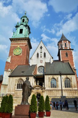 Krakow, Polonya - 2 Eylül 2016. Aziz Stanislaus Kraliyet Archcathedral Bazilikası ve Wenceslaus Wawel tepe üzerinde 