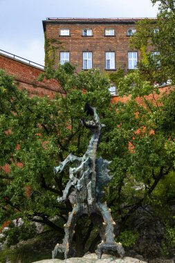 Krakow, Polonya - 2 Eylül 2016. Dragon Wawel Hill yanında Wawel Kalesi, Krakow, Polonya. 