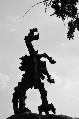 Krakow, Polonya - 2 Eylül 2016. Dragon Wawel Hill yanında Wawel Kalesi, Krakow, Polonya. 