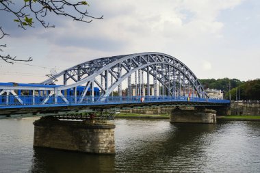 Krakow, Polonya - 2 Eylül 2016. Mareşal Jozef Pilsudski bridgebridge üzerinde Vistula Nehri, Krakow, Polonya