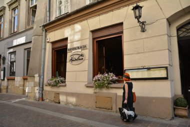 Krakow, Polonya - 1 Eylül 2016. Krakow, Polonya bisiklet park ile Sokak görünümü. 