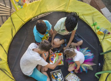 Köstence, Romanya - 20 Mayıs 2017. Festival midyesi 2017'de insanlar. Şefler Romanya'nın Eski Şehir Köstence sokaklarında ünlü Catalin Scarlatescu Chef , bir tarifi sonra midye pişirmek.