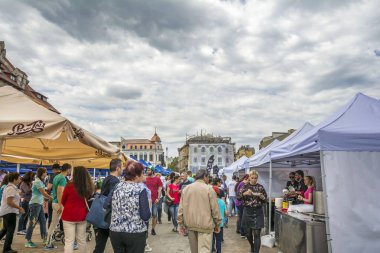 Köstence, Romanya - 20 Mayıs 2017. Festival midyesi 2017'de insanlar. Şefler Romanya'nın Eski Şehir Köstence sokaklarında ünlü Catalin Scarlatescu Chef , bir tarifi sonra midye pişirmek.