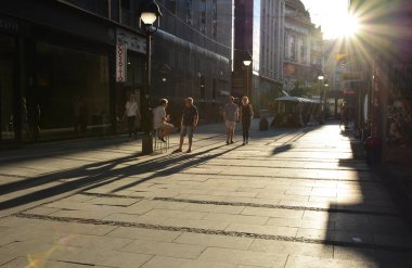 Belgrad, Sırbistan - 13 Temmuz 2017. Knez Mihailova Caddesi veya Prince Michael Street, belgrad şehrinin en eski cadde ve ünlü turistlerin cazibe biri üzerinde gün batımı ışık.
