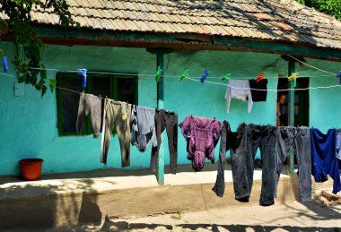 Romanya köyünde eski bir ev