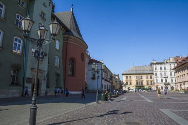 Güneşli bir günde eski Avrupa turistik kenti