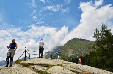 Graubunden, İsviçre - 27 Temmuz 2017. Maloja - Kulm Hotel Graubunden Canton, İsviçre Maloja Pass yolda bir görünüm bakıyorum insanlar. 