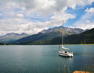 Saint Moritz, İsviçre yakınındaki Sils gölde tekne ile sakin sahne