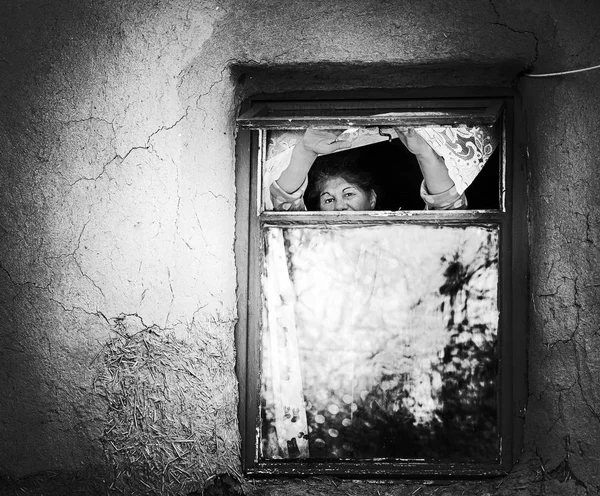 邓德拉韦尼 康斯坦察 罗马尼亚 2017年6月2日 老妇人等待 看着外面 在窗口 — 图库照片