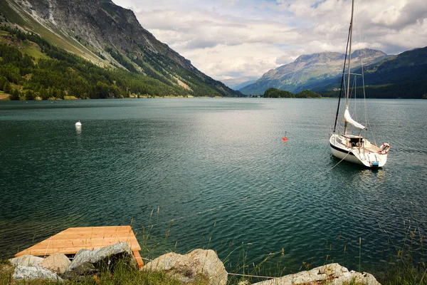 Spokojnej Sceny Łodzi Jeziorze Sils Pobliżu Sankt Moritz Szwajcaria — Zdjęcie stockowe