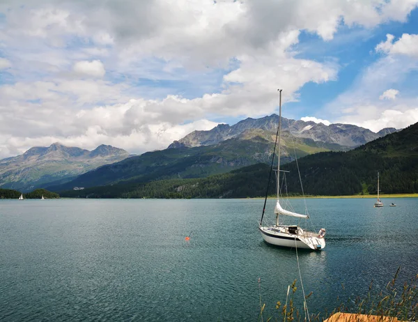 Spokojnej Sceny Łodzi Jeziorze Sils Pobliżu Sankt Moritz Szwajcaria — Zdjęcie stockowe