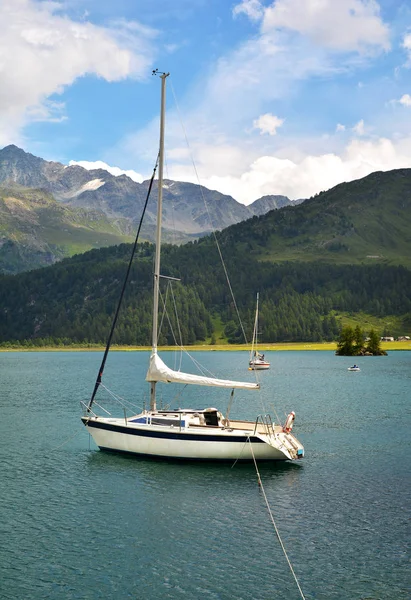 Spokojnej Sceny Łodzi Jeziorze Sils Pobliżu Sankt Moritz Szwajcaria — Zdjęcie stockowe