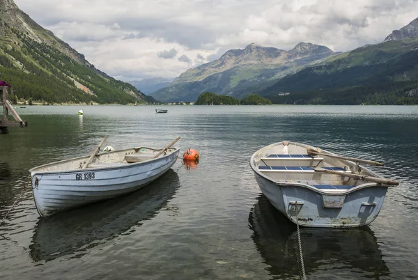 Spokojnej Sceny Łodzi Jeziorze Sils Pobliżu Sankt Moritz Szwajcaria — Zdjęcie stockowe