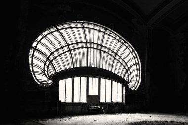 Köstence, Romanya - 10 Haziran 2017.Dünya art nouveau günü terk edilmiş Casino binası içinde ziyaret, Köstence Karadeniz'in harika bir manzarası ile görkemli mimarisi,Romanya.Duvar detay. 