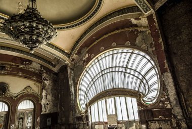 Köstence, Romanya - 10 Haziran 2017.Dünya art nouveau günü terk edilmiş Casino binası içinde ziyaret, Köstence Karadeniz'in harika bir manzarası ile görkemli mimarisi,Romanya.Duvar detay. 