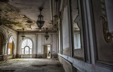 Köstence, Romanya - 10 Haziran 2017.Dünya art nouveau günü terk edilmiş Casino binası içinde ziyaret, Köstence Karadeniz'in harika bir manzarası ile görkemli mimarisi,Romanya.Duvar detay. 