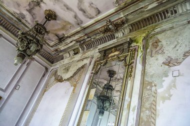 Köstence, Romanya - 10 Haziran 2017.Dünya art nouveau günü terk edilmiş Casino binası içinde ziyaret, Köstence Karadeniz'in harika bir manzarası ile görkemli mimarisi,Romanya.Duvar detay. 