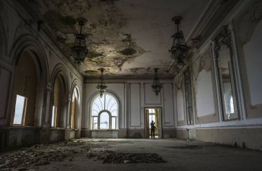 Köstence, Romanya - 10 Haziran 2017.Dünya art nouveau günü terk edilmiş Casino binası içinde ziyaret, Köstence Karadeniz'in harika bir manzarası ile görkemli mimarisi,Romanya.Duvar detay. 
