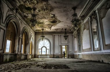 Köstence, Romanya - 10 Haziran 2017.Dünya art nouveau günü terk edilmiş Casino binası içinde ziyaret, Köstence Karadeniz'in harika bir manzarası ile görkemli mimarisi,Romanya.Duvar detay. 