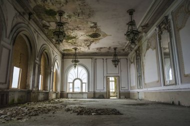 Köstence, Romanya - 10 Haziran 2017.Dünya art nouveau günü terk edilmiş Casino binası içinde ziyaret, Köstence Karadeniz'in harika bir manzarası ile görkemli mimarisi,Romanya.Duvar detay. 
