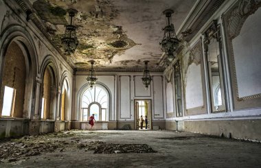 Köstence, Romanya - 10 Haziran 2017.Dünya art nouveau günü terk edilmiş Casino binası içinde ziyaret, Köstence Karadeniz'in harika bir manzarası ile görkemli mimarisi,Romanya.Duvar detay. 